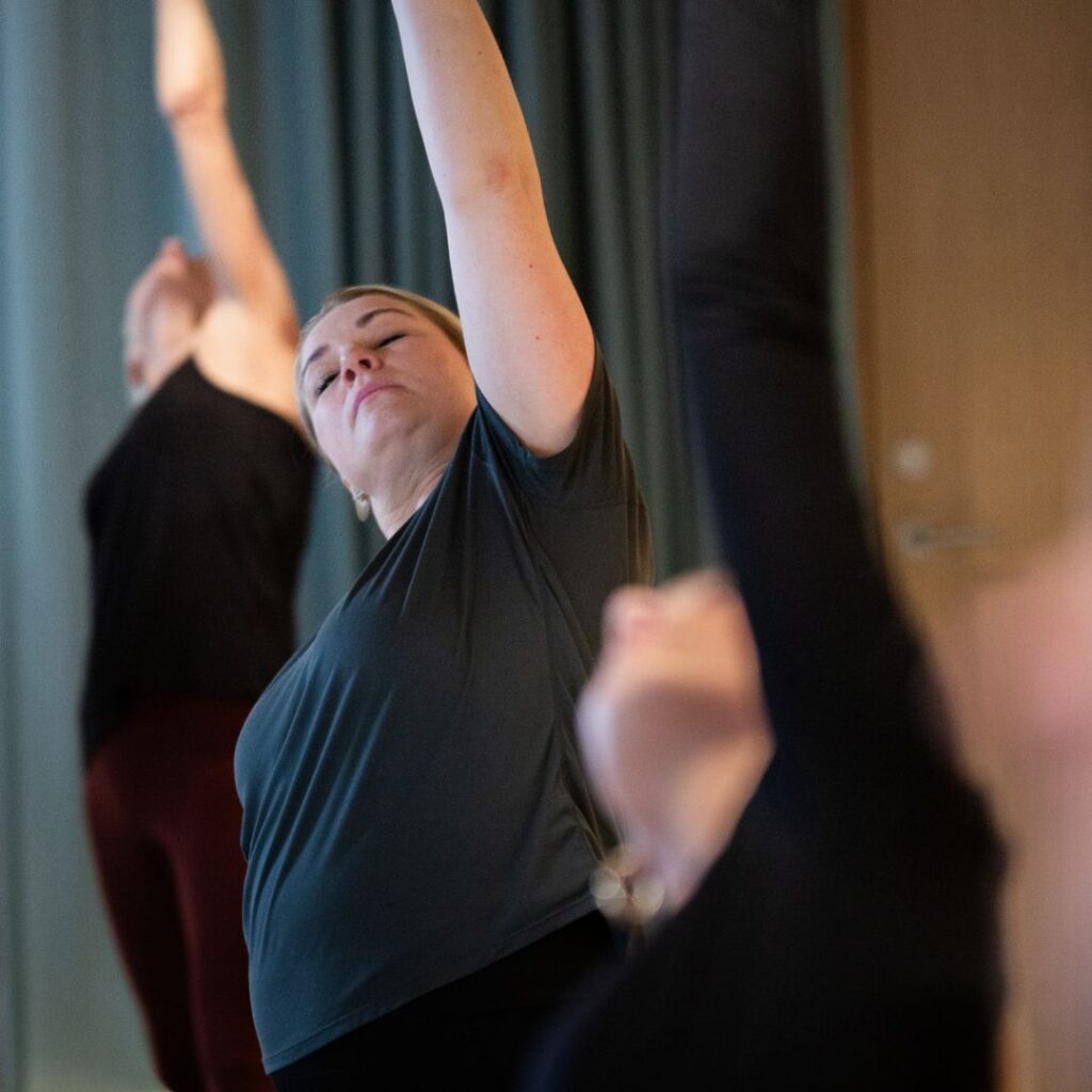 Kvinder, som dyrker yoga i vores 37 graders infrarøde Heat zone.